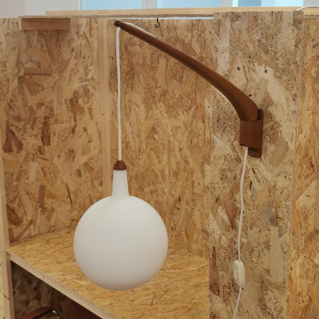Scandinavische wandlamp Luxus met arm van eikenhout