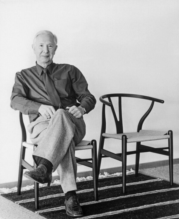 Hans Wegner in één van zijn stoelen